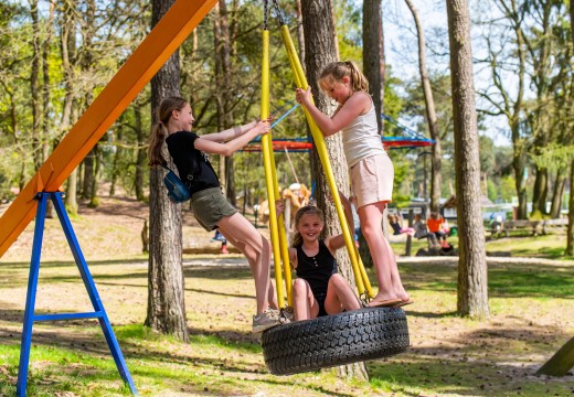 Spelen in speeltuin