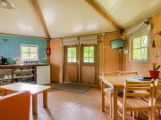 Kampeerbungalow binnenkant heldense bossen